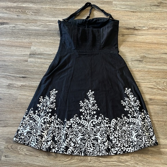White House Black Market Black and White Strapless Halter Dress Size 6. - Picture 2 of 11